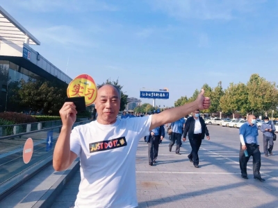 67岁老人圆梦东方时尚驾校老年班,顺利报名摩托车驾照考取摩托车D本